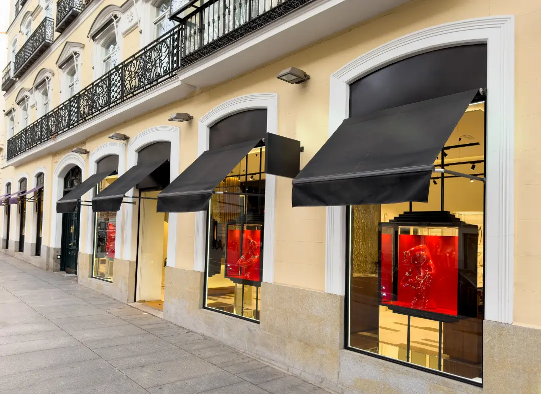 Façade vitrine de magasin en aluminium sur mesure à Mouvaux